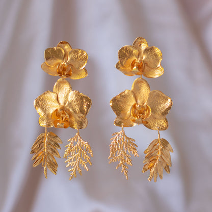 Aretes Orquídea Phalaenopsis Baby Hoja Pino y Romerón en bronce bañado en oro de 24k
