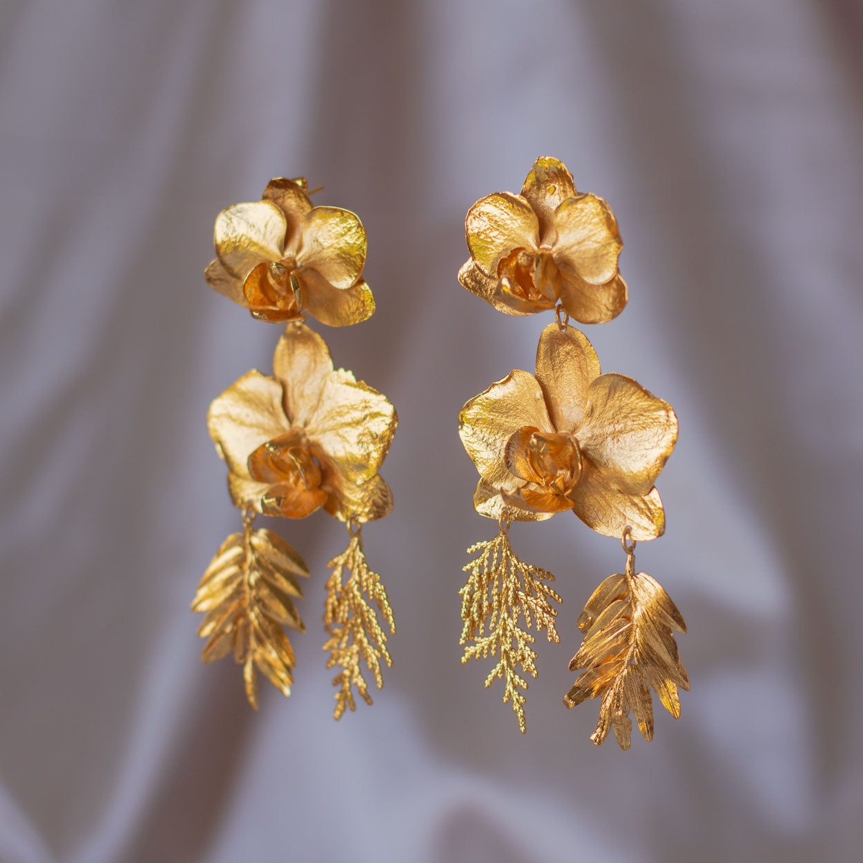 aretes-de-orquidea-phalaenopsis-y-hojas-de-pino-romero-enchapados-en-oro-24-kilates-diseño-botánico-único