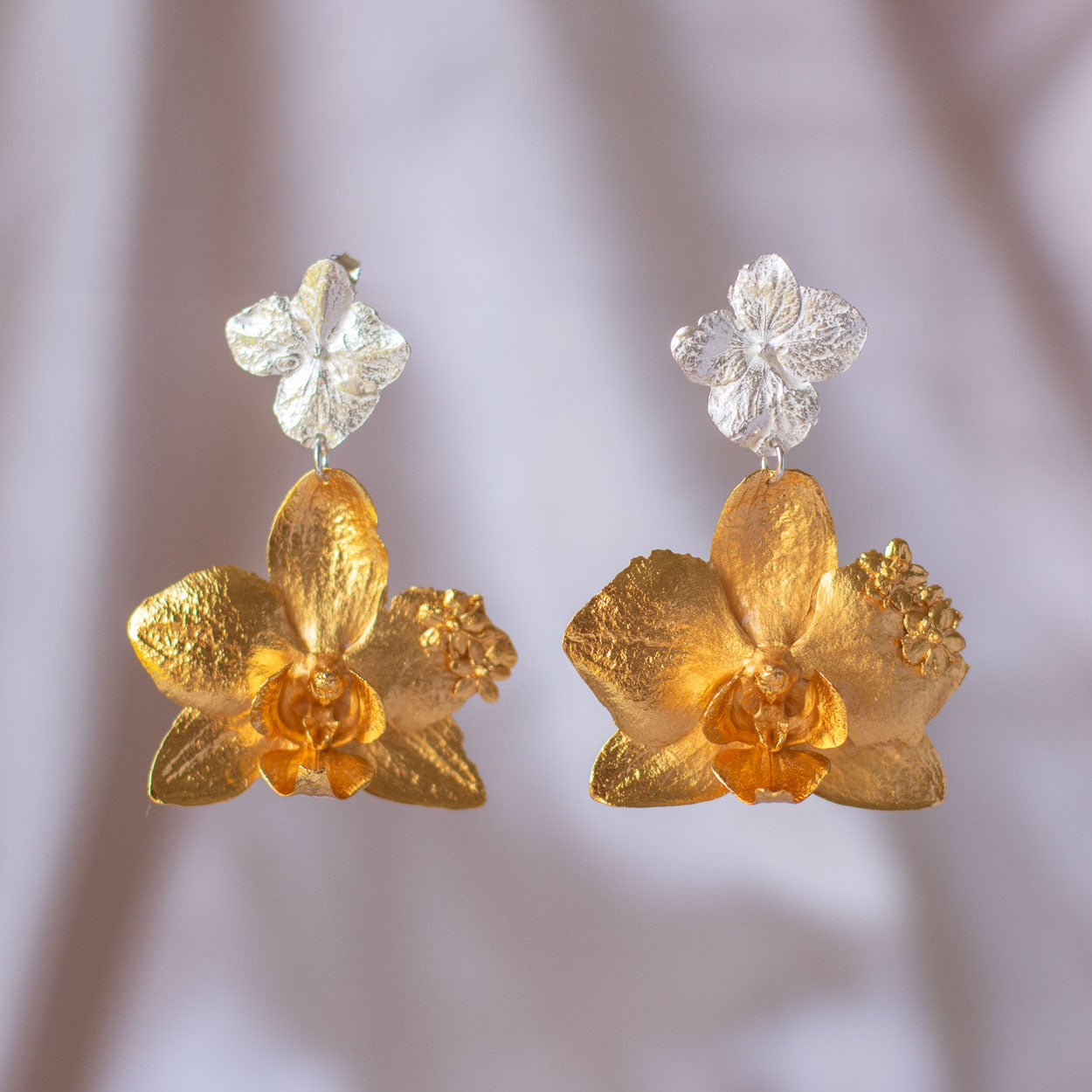 aretes-botánicos-de-orquídea-phalaenopsis-y-hortensia-en-plata-ecológica-y-oro-de-24-kilates-diseño-sostenible-y-único