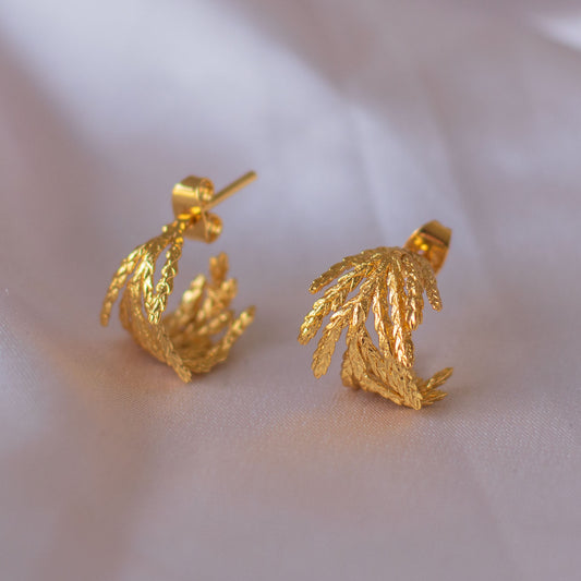 Aretes Aros Candongas Hoja Pino Pequeña en bronce bañado en oro de 24k, destacando la forma natural de las hojas de pino inmortalizadas