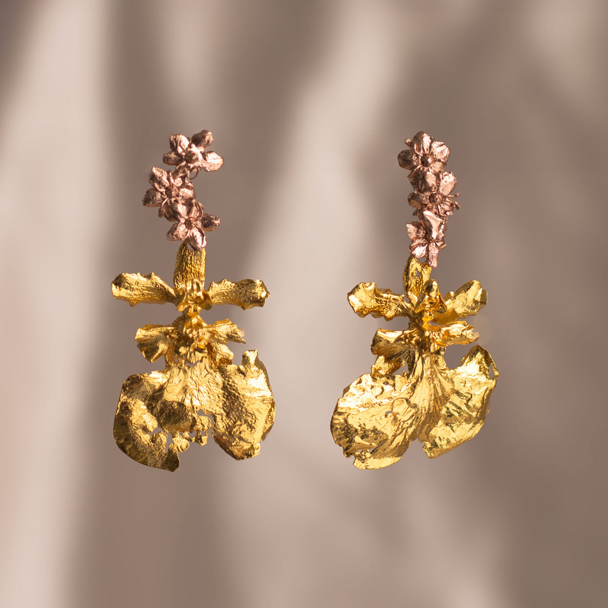 Aretes de Saucos & Orquídea Dama Danzante, con flores naturales inmortalizadas en bronce con baños de oro rosado y de 24k