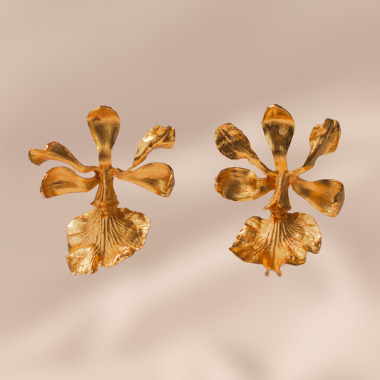 Aretes Orquídea Encyclia Cordigera en bronce bañado en oro de 24k, destacando la belleza y rareza de las flores exóticas naturales