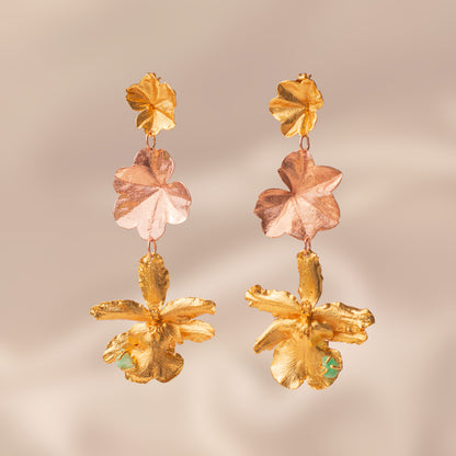 Aretes Orquídea Odontoglossum Hoja Hiedra Esmeraldas en bronce con baño de oro de 24k y oro rosa, con esmeraldas colombianas.