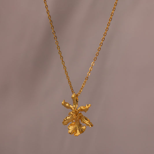 Collar Orquídea Oncidium Chocolate en bronce bañado en oro de 24k, destacando la belleza única de las flores inmortalizadas.