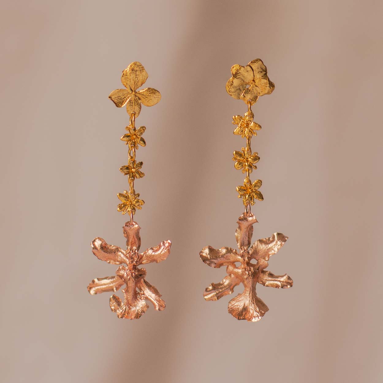 Aretes Orquídea Chocolate Hortensia Saucos en bronce bañado en oro de 24k
