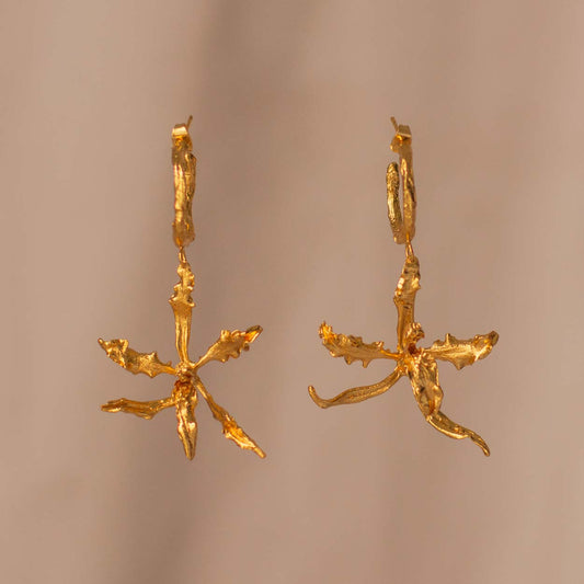 Aretes Candonga Orquídea Cyrtochilum Revolutum en bronce bañado en oro de 24k, destacando la belleza única de las orquídeas andinas inmortalizadas.