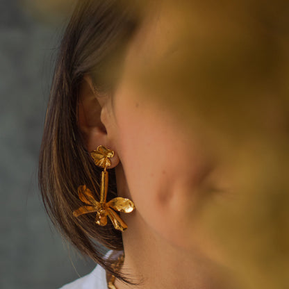 Joyería artesanal con orquídea y hoja de hiedra inmortalizadas en oro de 24k