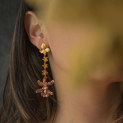 Joyería artesanal de aretes con orquídea chocolate y flores de hortensia y sauco en oro de 24k
