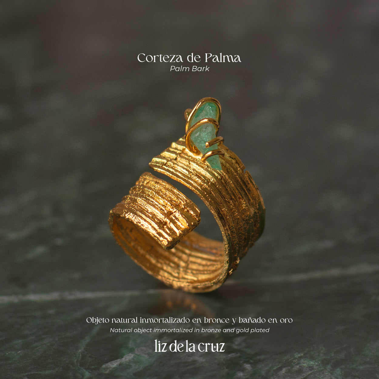 Anillo de corteza natural de palma inmortalizado en metal con esmeralda enchapados en oro de 24 kilates