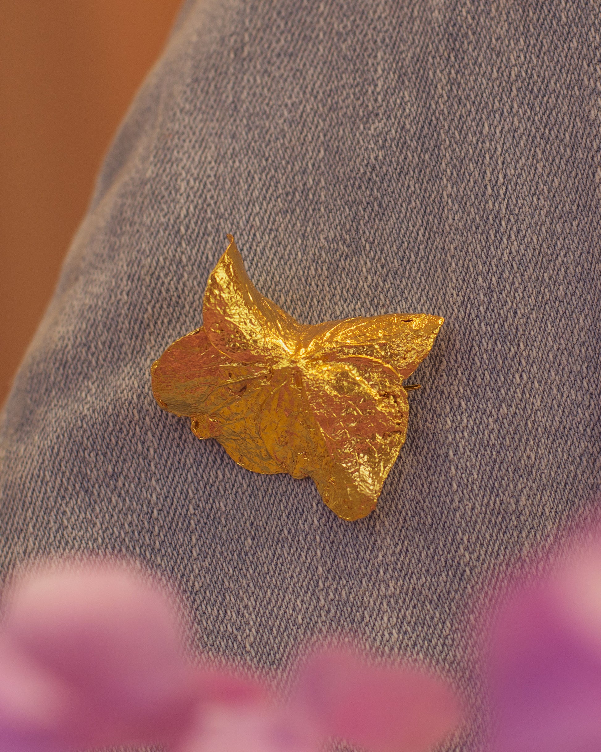 Broche Hortensia en bronce bañado en oro de 24k, destacando la belleza natural de las flores de hortensia inmortalizadas