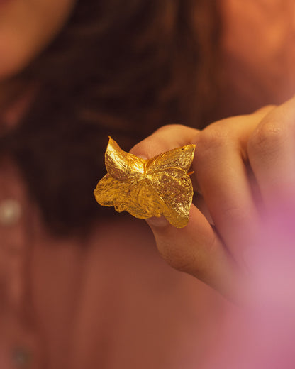 Broche Hortensia en bronce bañado en oro de 24k, destacando la belleza natural de las flores de hortensia inmortalizadas